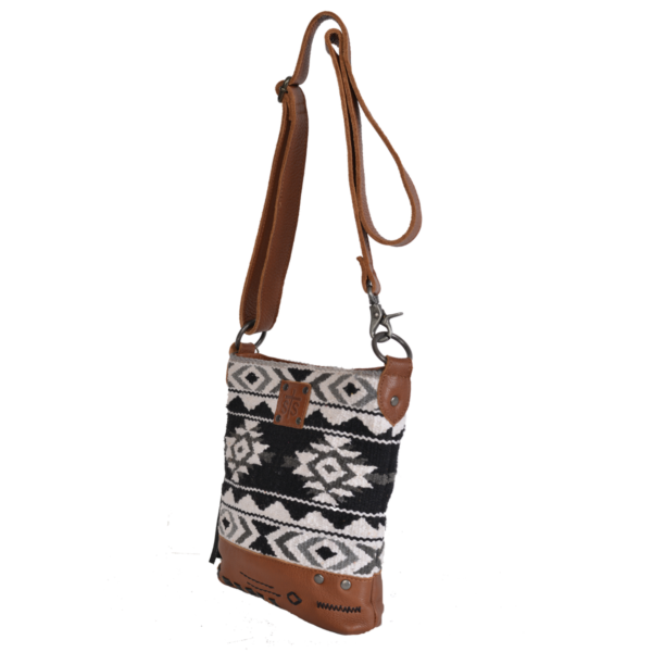STS36005_Cholula_Crossbody_Front_Angle