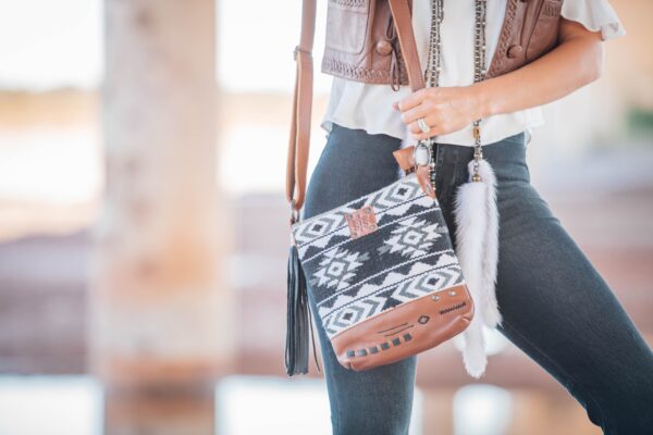 STS36005_Cholula_Crossbody_Lifestyle
